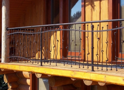 Balkón kovaný s originálnymi vzormi
